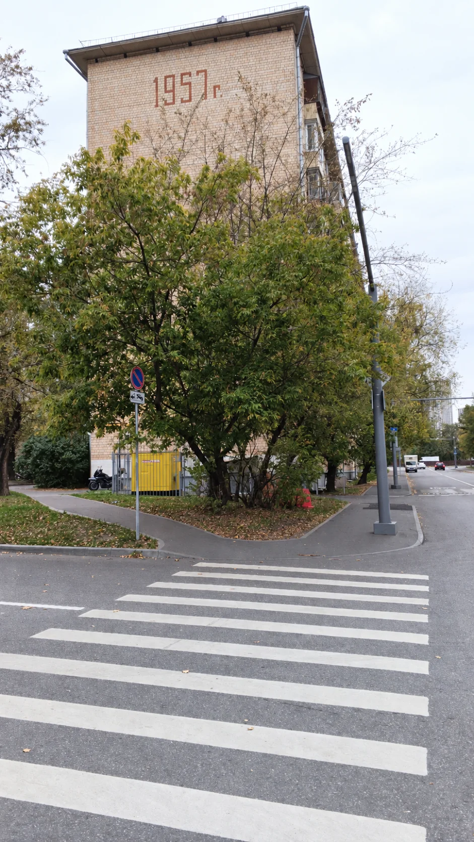 1. Торец дома и переход